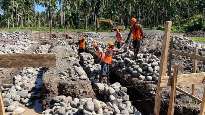 Pekerjaan Proyek Lapangan Olahraga Desa Togeme Berjalan Lancar, CV Goya Boki Jaya Mengutamakan K3, Seluruh Pekerja dilengkapi APD